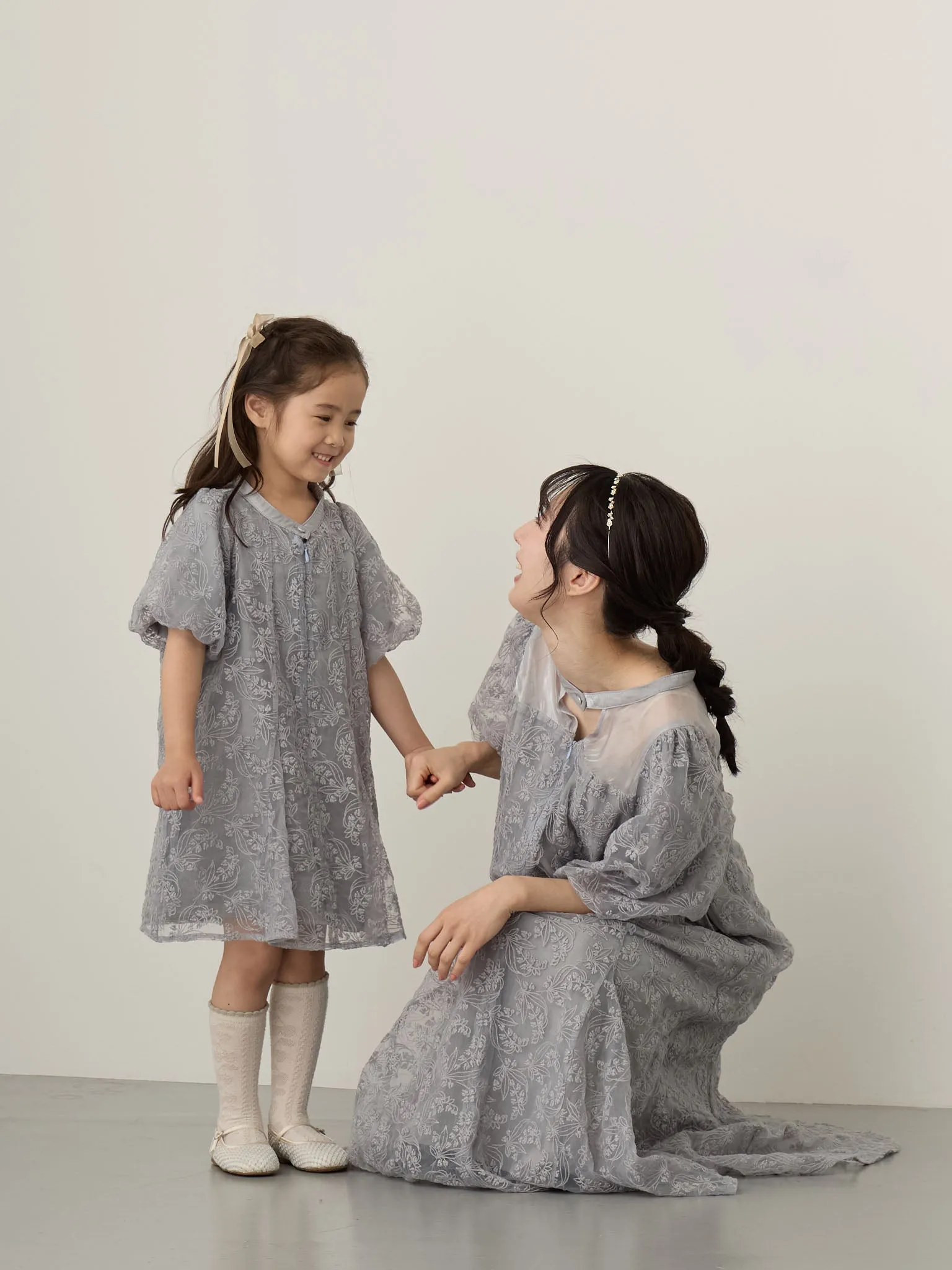 【キッズ】ボリューム袖総レースドレス Blue gray