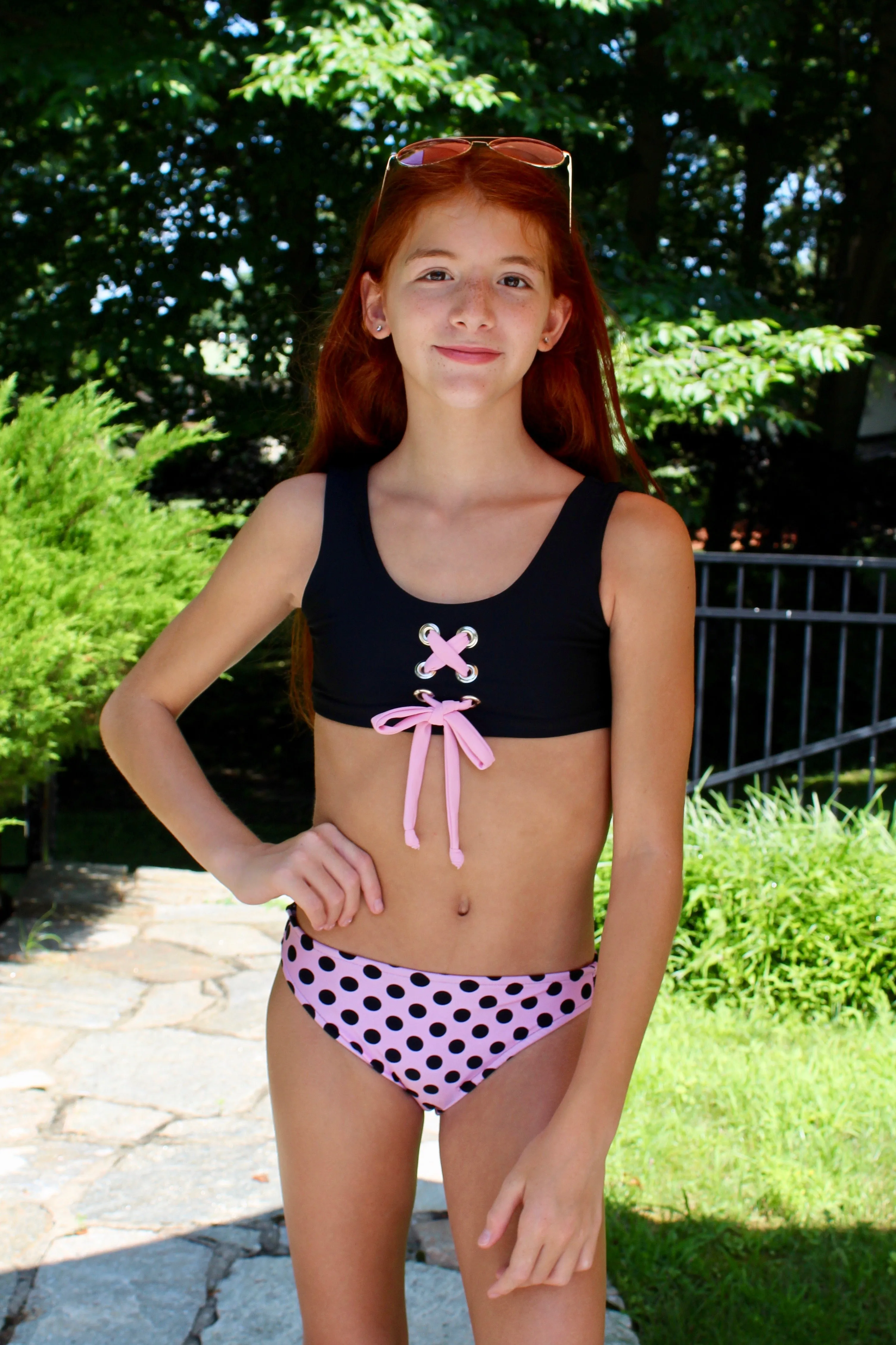 BLACK/ PINK BLACK DOT CROP JET SET GROMMENT BIKINI